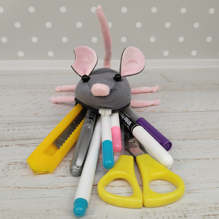 Серая крыса с погрызенным ухом