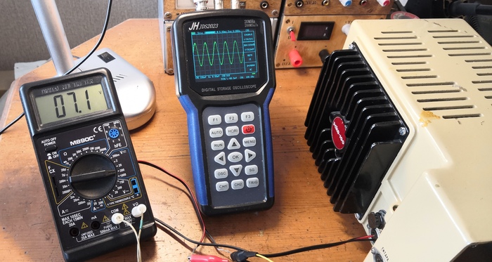 Полярность подключения нагрузки перепутана поэтому вольтметр показывает плюс.