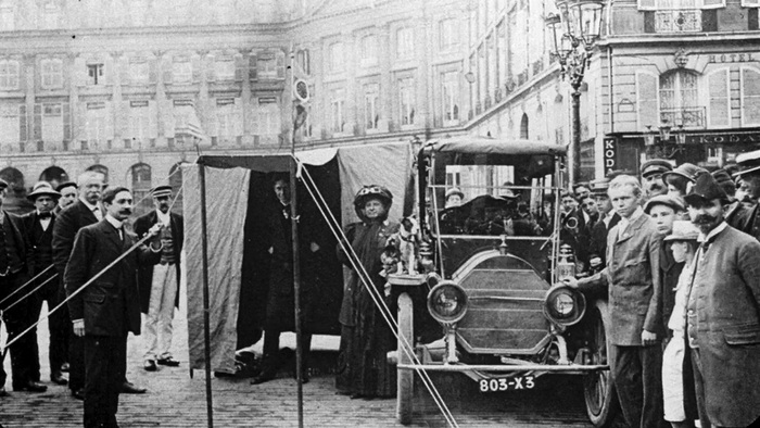 Госпожа Фишер в Париже, раскинула бивак на пляс Вандом. Она путешествовала с любимой собачкой, личным поваром Альбером, служанкой Мэри и шофёром-компаньоном Гарольдом Фишером Бруксом и за руль не садилась, хотя с детства прекрасно разбиралась в технике.