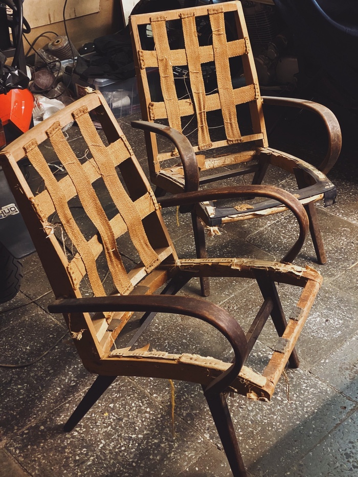 После демонтажа нижней части обивки кресла стали выглядеть вот так.