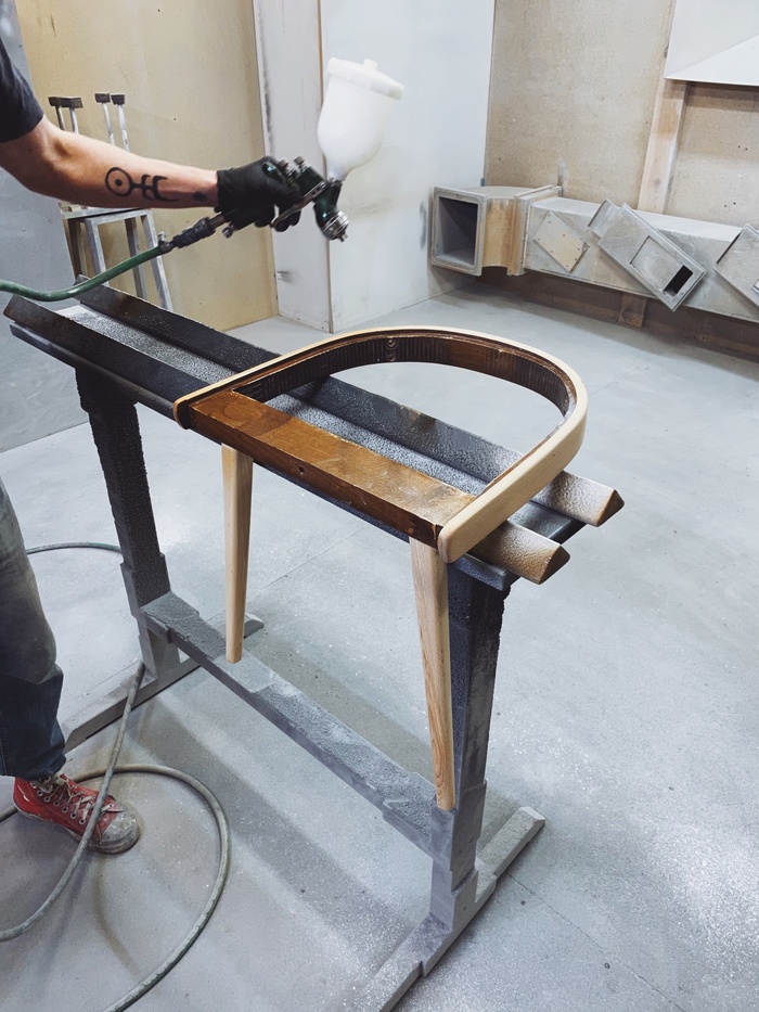 Покраска в малярной камере. Использовали акриловый двухкомпонентный мебельный лак.