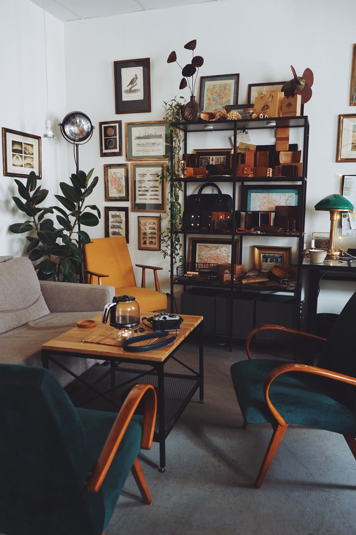 В интерьере мастерской...