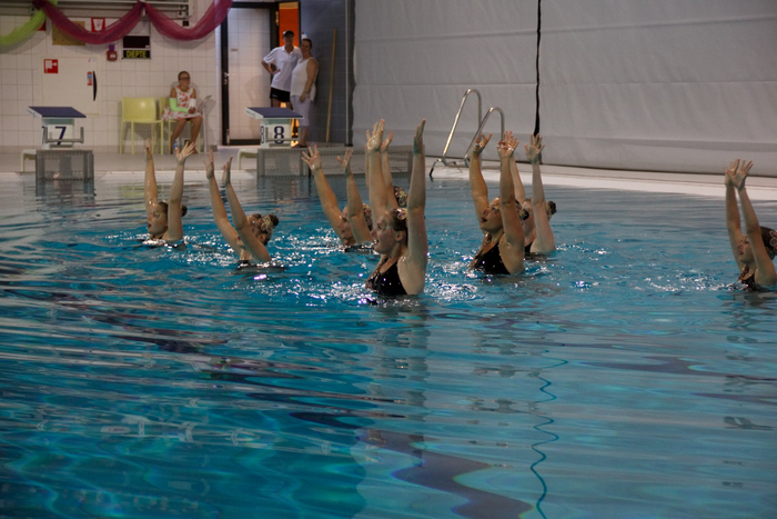 Это девочки любители-синхронистки. Я фотографировал их на подготовке к соревнованиям. Попросили меня сделать фото их группы на память.