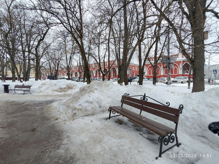 Калужский долгострой (40 лет)-Процесс строительства носил длительный характер, так как местные купцы, за чей счет велись работы, никак не хотели раскошеливаться на торговые помещения. Век прошлый- люди теже)