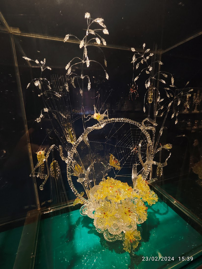 Стекло! И паутинка и насекомые.