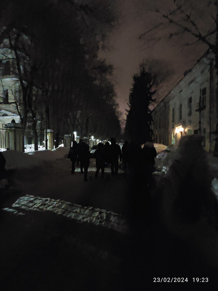 Секта? Нет, экскурсия. С уклоном в мистику, но компания скептиков собралась приятная))