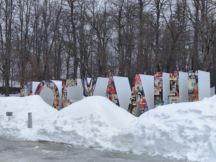 Я понимаю погода у нас так себе, но не чистить арт-объект у музея,это ппц.