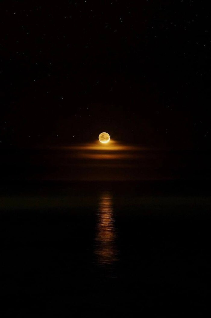 Луна, восходящая над Тихим океаном