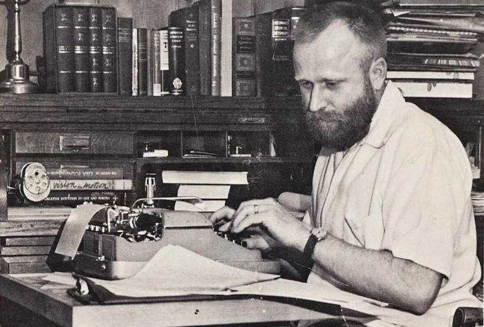 Фрэнк Герберт предвидел, что умрёт за пишущей машинкой, и так оно и произошло — 11 февраля 1986 года