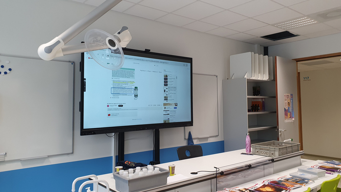 Кабинет химии. Штука, торчащая с потолка — это вытяжка, испольщуемая для проведения экспериментов.