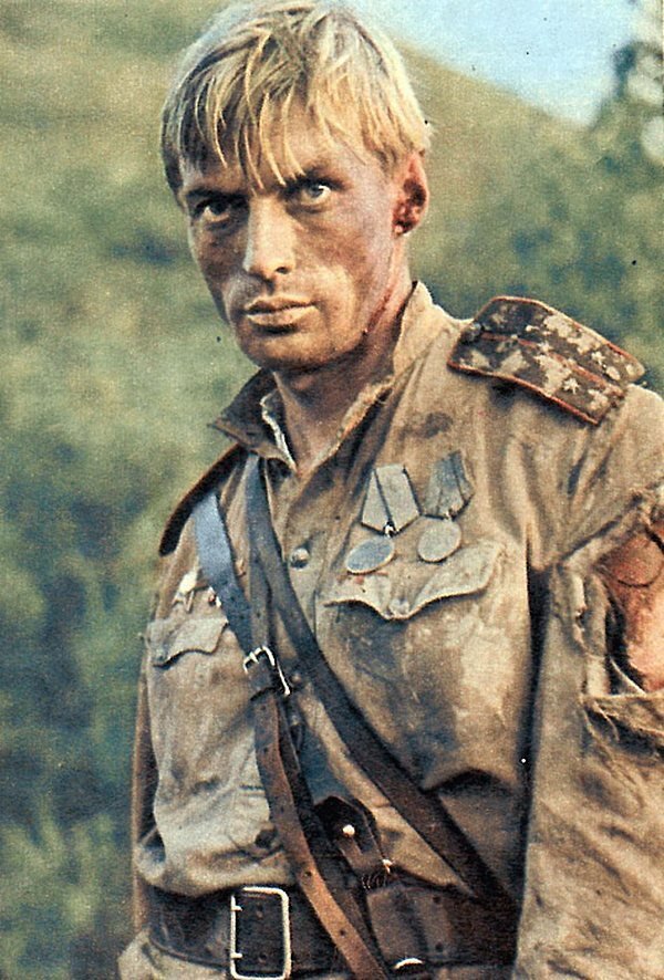 Командир батареи капитан Цветаев в "Освобождении" — сильнейший образ в кино. А по-сути, это сам Бондарев — тоже капитан, тоже командир батареи. И тоже — две медали "За отвагу"