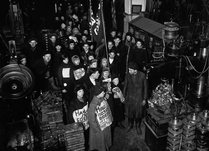 Комсомольцы ведут предвыборную агитацию в цехе, 1928