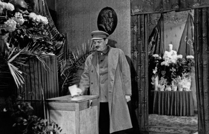 Выборы в Верховный Совет РСФСР.. Андрей Жданов опускает бюллетень на 10-м избирательном участке Смольнинского района Ленинграда