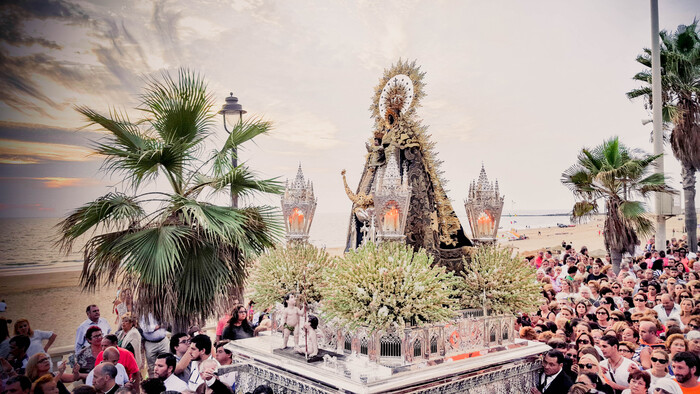 Сначала вот такая процессия, а потом все идут в кафе и рестораны обедать. Традиция.