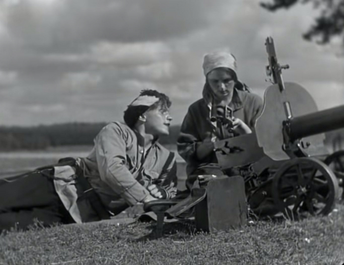 Например, в фильме 1934 года “Чапаев”, пулеметчица Анка “узаконила” женщин в военной сфере – как бойцов, служащих и защитниц государства
