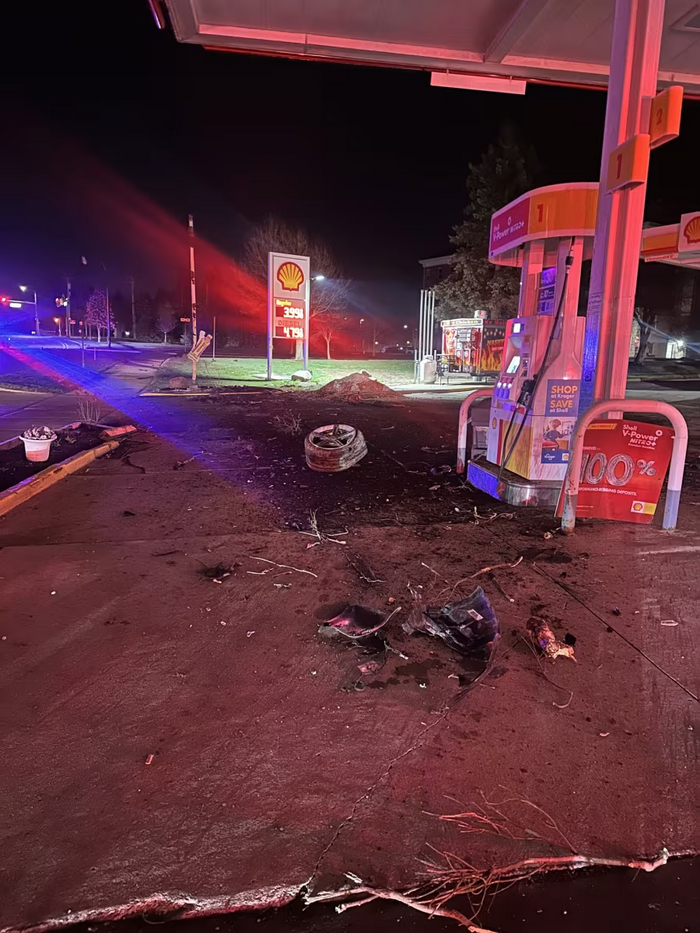 Не вписался в поворот, судя по картинке