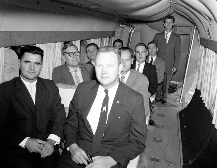 слева: лётчик-испытатель А.С. Гарнаев и делегация советских специалистов в салоне вертолёта.