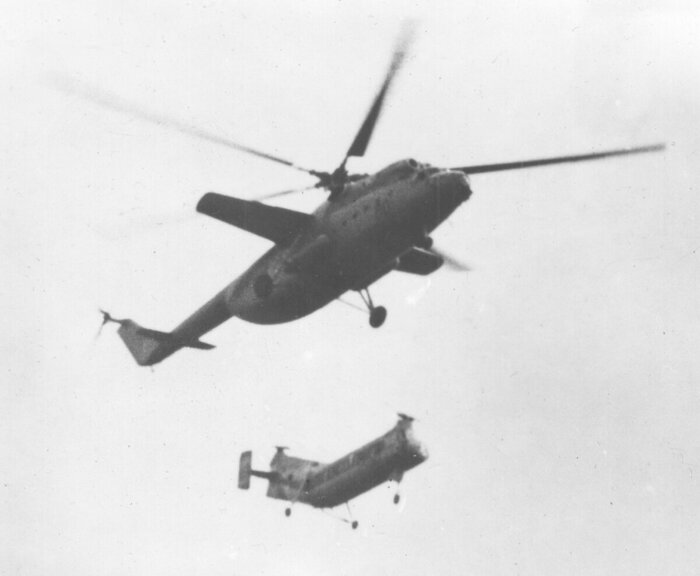 Ми-6 на внешней подвеске транспортирует вертолёт V-44 из Жуковского в Центральный Музей ВВС в Монино. (источник фото: Авиация мира)