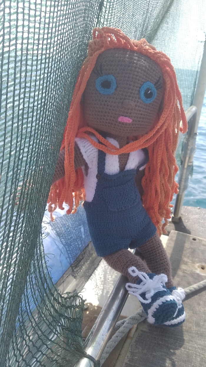 Аня. Это самая первая куколка. Они вот иногда попадают на море!