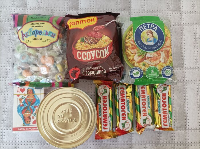 Играя в карты, можно убить время, ну или выиграть палку колбасы, обыграв деда из соседней квартиры.