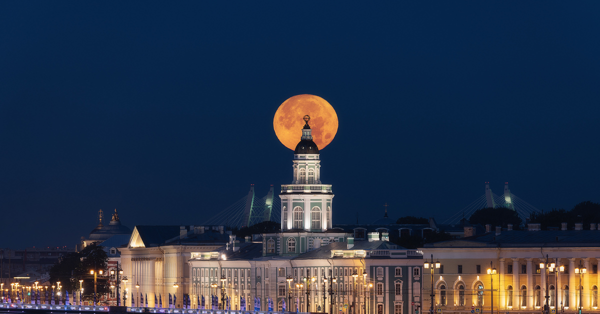 Санкт петербург сентябрь 2019. Луна в Санкт-Петербурге. Большая Луна в Питере. Кунсткамера Санкт-Петербург обсерватория.