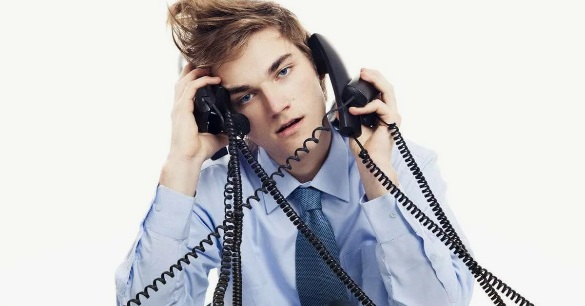 Человек с домашним телефоном. Телефонный звонок. Памятка как общаться по телефону. Картинки как избежать неприятностей дома. Если телефон звонит кто-то в трубку говорит как тебя зовут малыш.