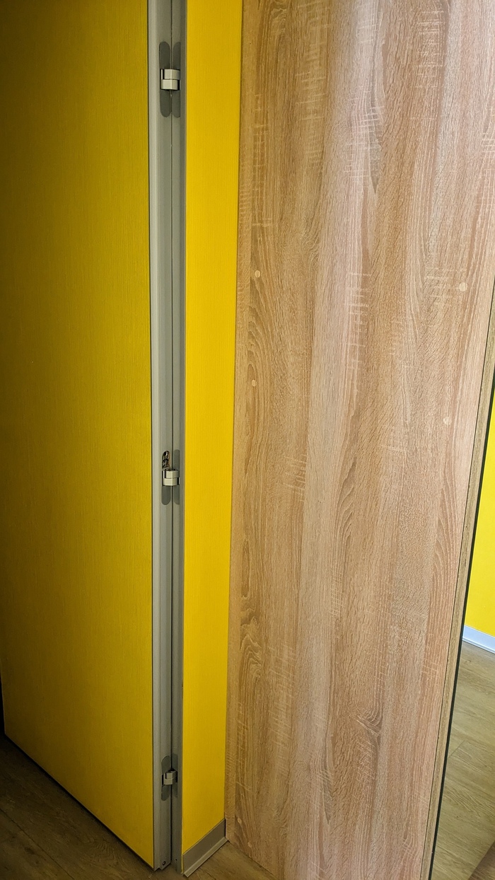 три петли на дверях с усиленной шумкой