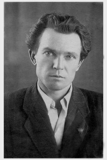 (Часто можно увидеть другой его портрет, но мне понравился этот. Взяла из поста "К 80-летию со дня рождения Явдата Ильясова" в Livejournal, со статьей дочери писателя, И. Ильясовой)