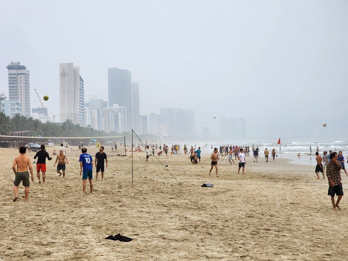 Рано утром на рассвете на пляже больше всего людей.