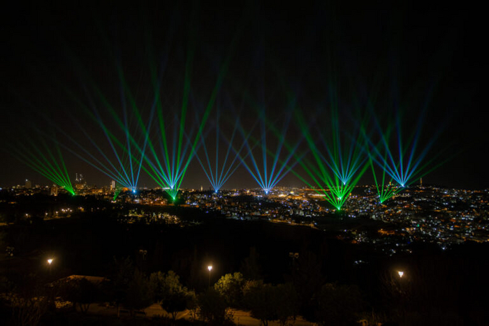 Световое шоу, освещающее горизонт Иерусалима несколькими перевернутыми лазерными треугольниками. Фото Дора Пасуэло.