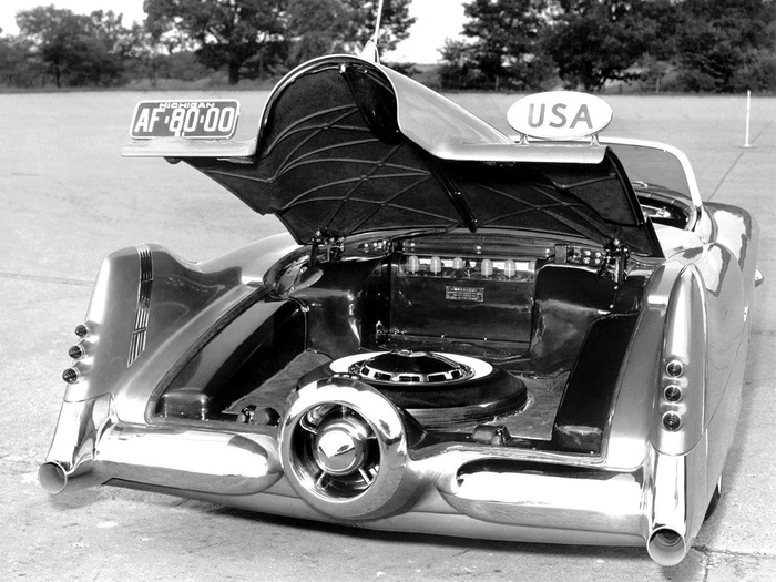 У авангардного GM Le Sabre были огромные кили на задних крыльях и самолетный выхлоп посредине