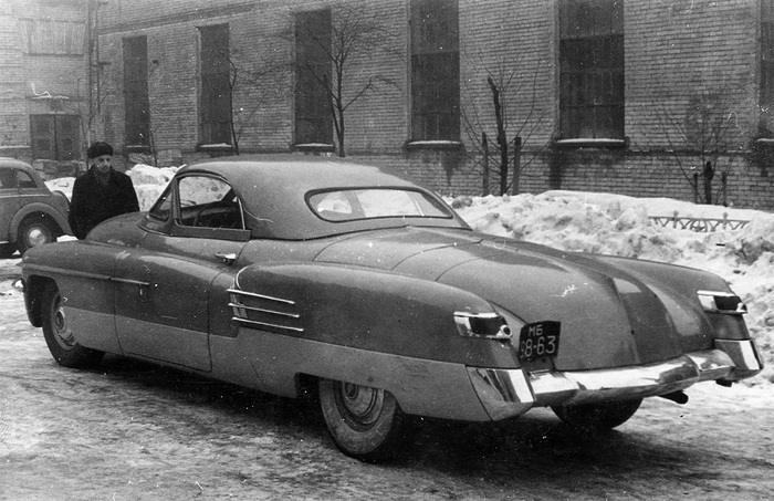 Длинный задок ЗИС-112 был скромнее американского, но тоже впечатлял