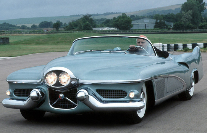 Американский автомобиль оснастили двумя, но сдвоенными фарами