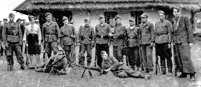 "Бандеровцы", как их часто неофициально называют (хотя у них было несколько руководителей), были пусть не самыми яркими, но все же военными преступниками 40-х годов