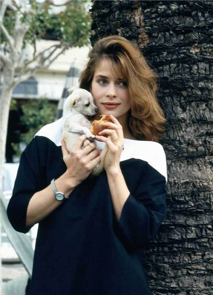 Настасья Кински кормила булочкой собачку