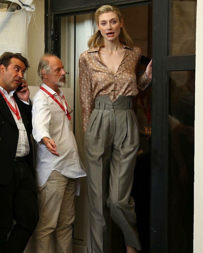 На самом деле, её рост всего 190 см, но с осанкой, каблуками и ступенькой это может выглядеть и так.