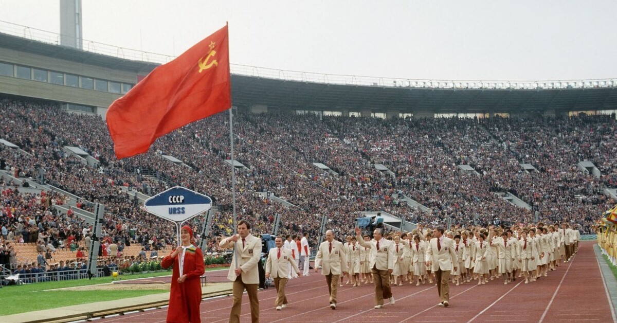 советские спортсмены на пьедестале с флагом