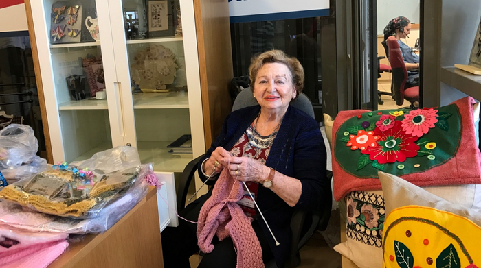 Тика Ситон вяжет детские свитера для «Яд Сара» уже 19 лет. Фото Эбигейл Кляйн Лейхман