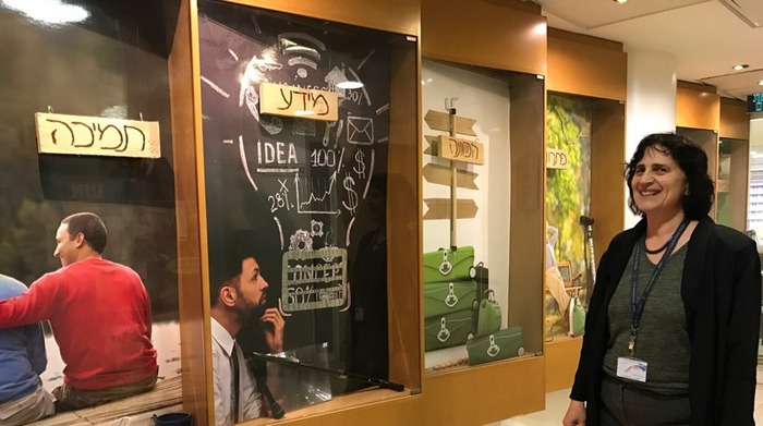 Дебора Ройтман, руководитель выставочного и консультационного центра Яд Сара, приветствует посетителей в образцовой квартире в Иерусалиме. Фото Эбигейл Кляйн Лейхман