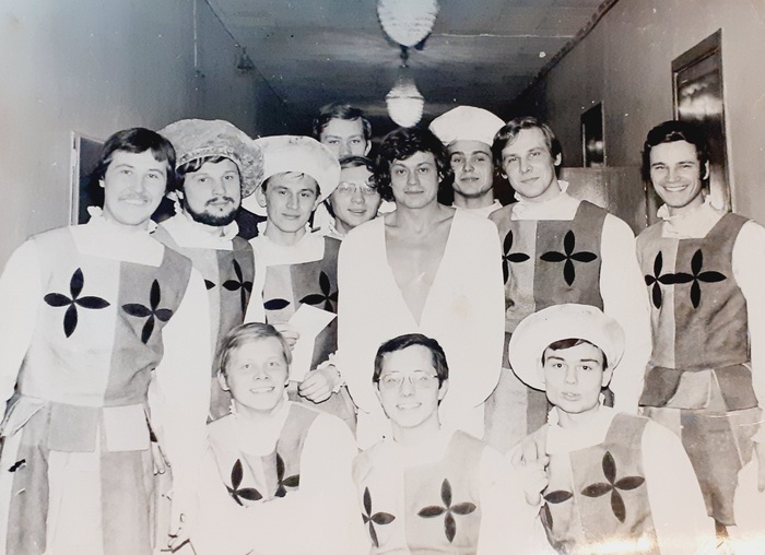 А тут папа слева)))