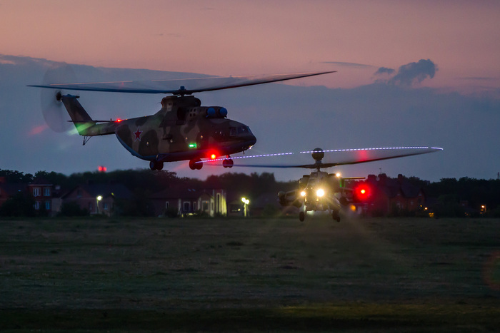 вертолёты Ми-26 и Ми-28, Фото: Иван Ураков