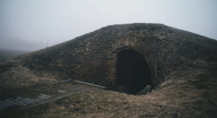 Проход в подземные лабиринты. К счастью или сожалению далеко там не зайдёшь, всё присыпано