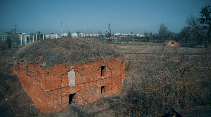 Почти все здания в одинаковом плачевном состоянии