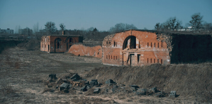 Здесь находились Минские ворота (въезд в крепость по со стороны Минского шоссе)