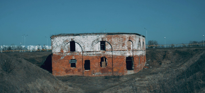 Каждый год заделывают все входы в эти аварийные здания и каждый год местные их распечатывают)