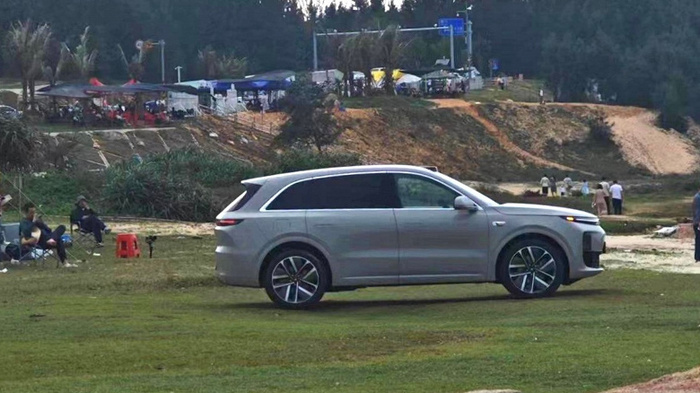 Официальной информации об электродвигателях Li L6 нет. По данным китайских источников, автомобиль будет иметь полный привод с двумя электродвигателями на 130 и 200 кВт. Он также, скорее всего, получит чип Snapdragon 8295 от Qualcomm.