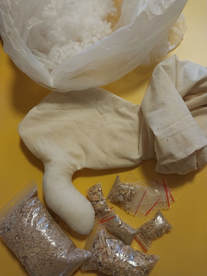 Немножко деревяшек в холлофайбер. Пусть потяжелее будет.