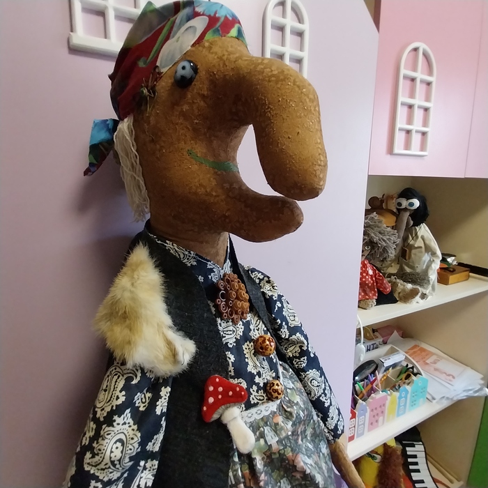 Наша Ягуся модница! Валяная брошка-мухомор и небрежно накинутая на плечо шкурка пойманной в тайге какой-то бедолаги.