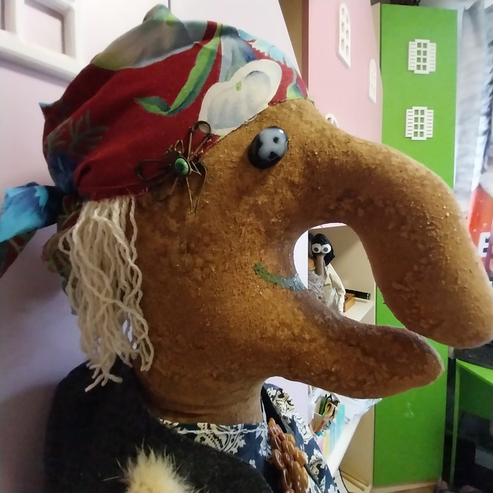 И останки засушенной стрекозки пригодились. Ягуся нашла её на одной из полок своих запылённых, и с любовью украшение сделала в причёску )))