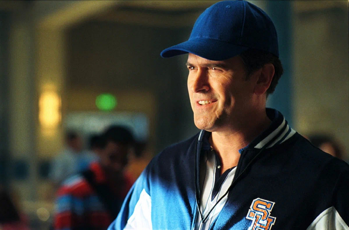 Брюс Кэмпбелл крадёт каждую сцену со своим участием